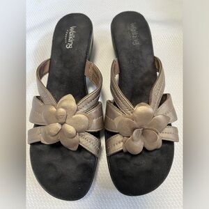 Walking Cradles Bronze Leather Wedge Sandal Size 8.5N Flower Motif Comfort Shoe